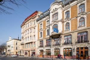 un grande edificio con persone che camminano davanti di Grand Lviv Apartment I (1 of 3) a Lviv