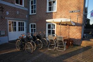 un grupo de bicicletas estacionadas frente a un edificio en B&B Appartementen Smedery, en Nijmegen