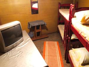 a room with a tv and bunk beds at Hospedaria Nossa Senhora da Glória in Petrópolis
