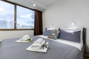 Säng eller sängar i ett rum på Apinelo Tower Rooms