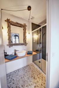 La salle de bains est pourvue d'un lavabo et d'une douche. dans l'établissement Apparts Seasons - Saint Étienne Centre - Gare Chateaucreux, à Saint-Étienne