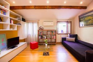 a living room with a couch and a tv at Ca' Lunetta - 5' from St. Mark Square in Venice