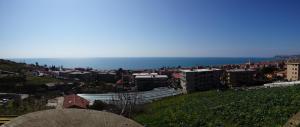 una vista de una ciudad con el océano en el fondo en Agrilea en Santo Stefano al Mare