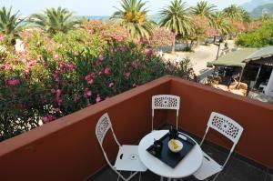 a table and chairs on a balcony with flowers at Le Petit Chateau in Bar