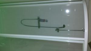 a towel rack on the side of a bath tub at Hathway House Accommodation in Redhill +23 photos