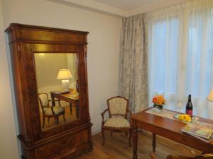 a room with a mirror and a desk and a table at Casa Panvinio in Verona