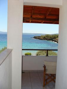 vistas al océano desde el balcón de una casa en Gialaki, en Pyrgadikia