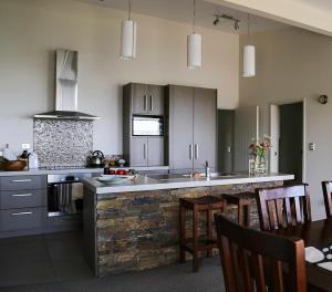 a kitchen with a counter and a table with chairs at Lingalonga in Charleston