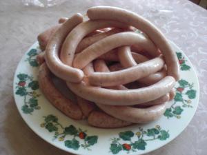 un plato de salchichas encima de las galletas en una mesa en Tokachi Yado Den-en, en Otofuke