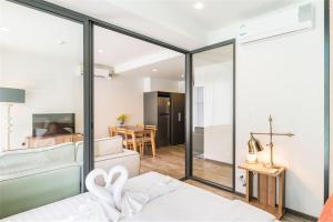 Uma cama ou camas num quarto em The Deck Patong by VIP