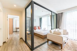 Uma cama ou camas num quarto em The Deck Patong by VIP