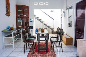 a dining room with a table and chairs at OYO 433 Nelvi Guest House Syariah in Padang
