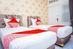 Krevet ili kreveti u jedinici u objektu OYO 433 Nelvi Guest House Syariah