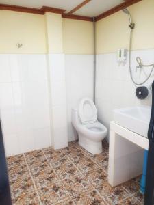 Um banheiro em Phi Phi Sand Sea View Resort