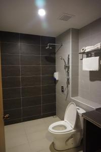 uma casa de banho com um WC e uma cabina de duche. em Super 8 Hotel @ Bayan Baru em Bayan Lepas