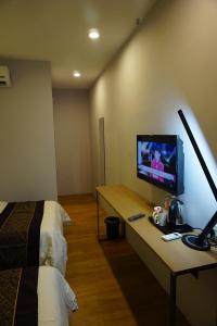TV a/nebo společenská místnost v ubytování Super 8 Hotel @ Bayan Baru