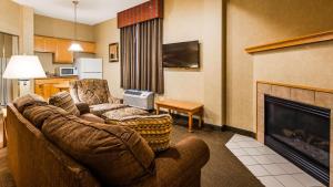 Зона вітальні в Best Western PLUS Revere Inn & Suites