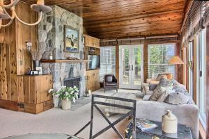 ein Wohnzimmer mit einem Sofa und einem Steinkamin in der Unterkunft Lake Escape in Charlevoix