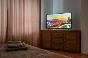 En tv och/eller ett underhållningssystem på SunShine Apartment