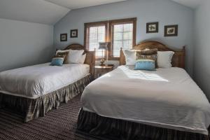 1 dormitorio con 2 camas y ventana en 7317 Creekside Condo, en Boyne Falls