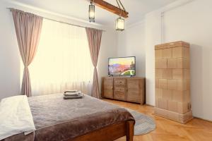 Un pat sau paturi într-o cameră la SunShine Apartment