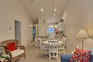 une cuisine et un salon avec une table et des chaises dans l'établissement Charlevoix Creekside Condo, à Charlevoix 6 autres photos