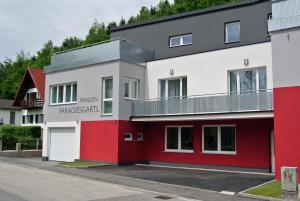 un bâtiment rouge et blanc avec un panneau sur celui-ci dans l'établissement Frühstückspension Paradiesgartl, à Amstetten