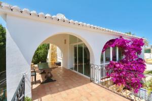 Balkon lub taras w obiekcie CALALGA сasa frente a la playa con piscina privada