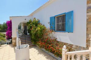 Balkon lub taras w obiekcie CALALGA сasa frente a la playa con piscina privada