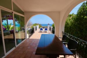 Balkon lub taras w obiekcie CALALGA сasa frente a la playa con piscina privada