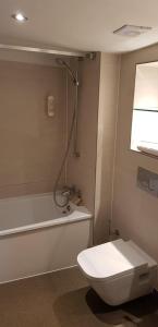 Ванная комната в The Bath Arms Wetherspoon