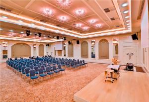Habitación grande con sillas y un podio. en Mivara Luxury Bodrum, en Gundogan 148 fotos más