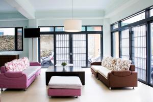 a living room with two couches and a table at Guang Cyuan homestay in Magong
