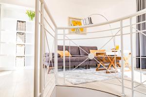 una sala de estar con un sofá y una mesa en KApartments, en Varna