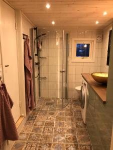 a bathroom with a shower and a sink at Utmelandsvägen 41 Helt hus in Mora