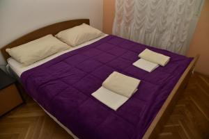 En eller flere senge i et værelse på Apartments Ivka