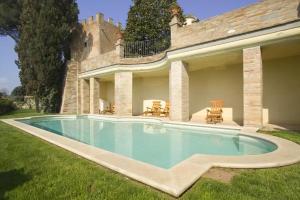 een zwembad voor een huis bij Villa di Cabbiavoli in Castelfiorentino