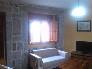 ein Wohnzimmer mit einer weißen Couch und einem Fenster in der Unterkunft La plaza in Villatoro