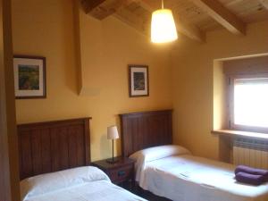 ein Schlafzimmer mit zwei Betten und einem Fenster in der Unterkunft La plaza in Villatoro