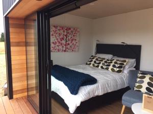 Ένα ή περισσότερα κρεβάτια σε δωμάτιο στο Romantic Vineyard getaway