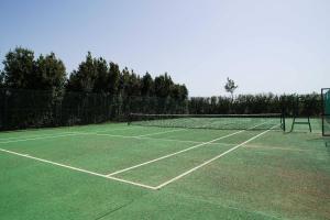 um campo de ténis com uma rede por cima em Trullo Dell'aia em Monopoli