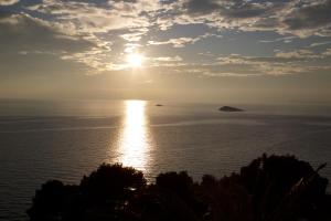 ネオ・キリマにあるネメシスの海と空の太陽