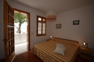 - une chambre avec un lit et une grande fenêtre dans l'établissement Ville Nautilus, à Bibione