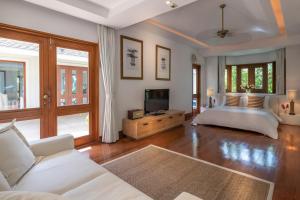 Телевизор и/или развлекательный центр в Villa Macaque and Villa Languor