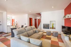 ein Wohnzimmer mit Couch und Fernseher in der Unterkunft MOSAIC in Sa Ràpita + 15 Fotos