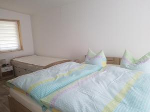 1 Schlafzimmer mit 2 Einzelbetten und einem Fenster in der Unterkunft Ferienhaus Am Graseberg in Neinstedt