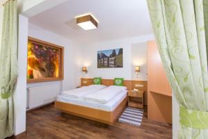 Rúm í herbergi á Hotel Gasthof Weiherbad