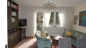 salon z kanapą i telewizorem w obiekcie Appartement " Am Fasangarten " w Wiedniu