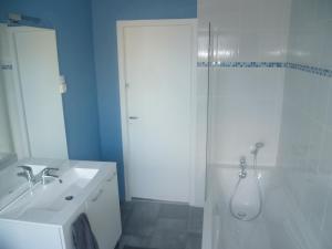 a white bathroom with a sink and a shower at Villa centre ville à 100m de la plage, pour 20 personnes in Grandcamp-Maisy +14 photos