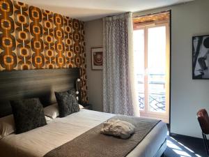 - une chambre avec un lit à tête dans l'établissement Hôtel Le G (ex Le Genève), à Nice